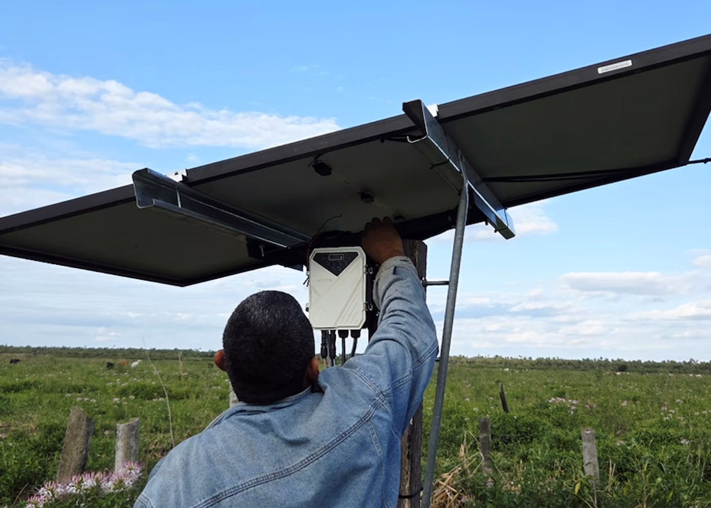 Técnico realizando configuración de sistema solar